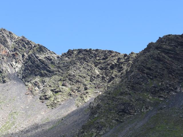 Blick zurück zu den senkrechten Felsen beim Übergang Col des Bastillon