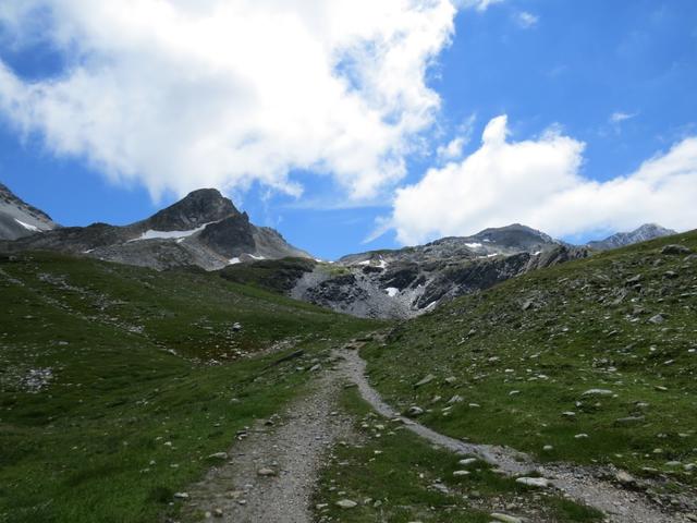 der Aufstieg zum Fenêtre de Ferret ist einfach und vom untersten See in weniger als einer Stunde zu bewältigen