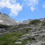 östlich am unteren See vorbei und südlich 2481 m.ü.M. zwischen den beiden anderen hindurch steigen wir aufwärts