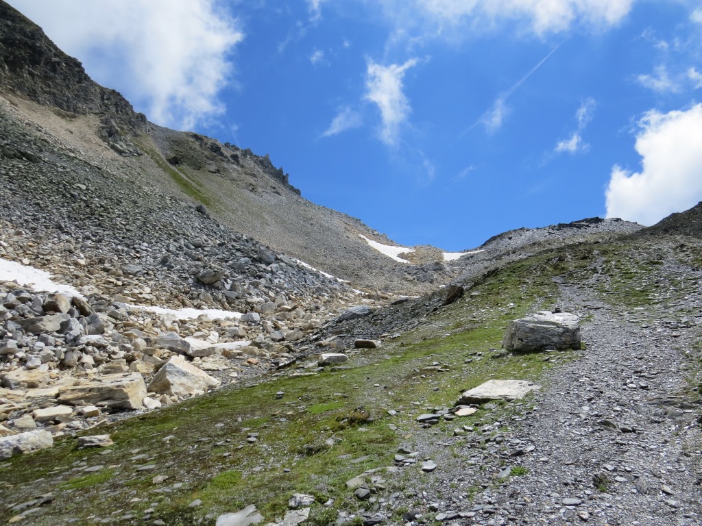 auf breitem Wanderweg, geht es ohne nennenswerte Schwierigkeiten...