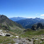 schöner Blick auf das Aostatal. Die Via Francigena verläuft dort durch. Sehr fern ragt der Gran Paradiso über dem Aostatal au
