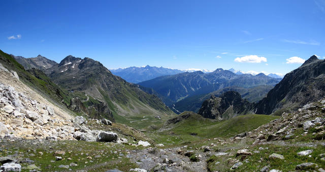 schöner Blick auf das Aostatal. Die Via Francigena verläuft dort durch. Sehr fern ragt der Gran Paradiso über dem Aostatal au