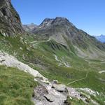 überraschend ist der Tiefblick auf der anderen Seite vom Fenêtre de Ferret zum Col du Grand Saint-Bernard