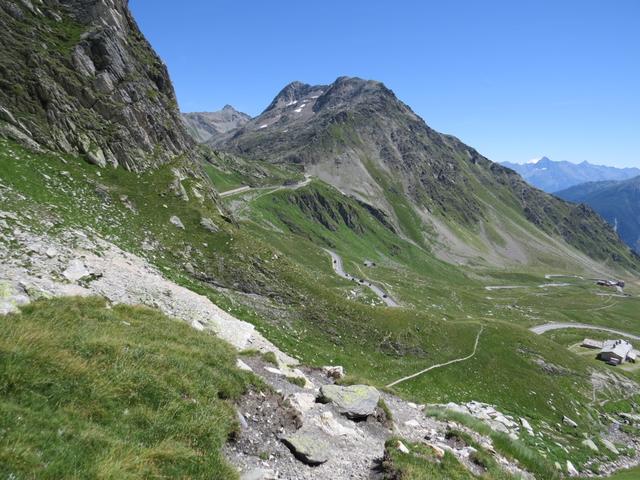 überraschend ist der Tiefblick auf der anderen Seite vom Fenêtre de Ferret zum Col du Grand Saint-Bernard