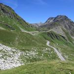 von unserem Wanderpass geht es in rund einer Stunde hinab durch italienisches Gebiet zum Grand Saint-Bernard...