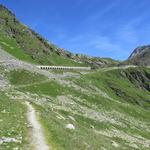 ...um in einem anschliessendem Gegenanstieg über Punkt 2352 m.ü.M. hoch zur eigentlichen Passhöhe wandern