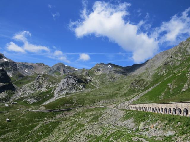 Blick zurück zum Fenêtre de Ferret, wo wegen der Wolke gerade im Schatten liegt