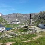 Blick auf den Grossen St.Bernhard. Links das Hotel Italia, der See, der Hospitz und die Statue des Heiligen Bernhard