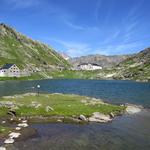 Blick auf den See auf dem Col du Grand St-Bernard