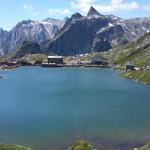 Blick über den See Richtung Hotel Italia und zur grossen Statue des Heiligen 