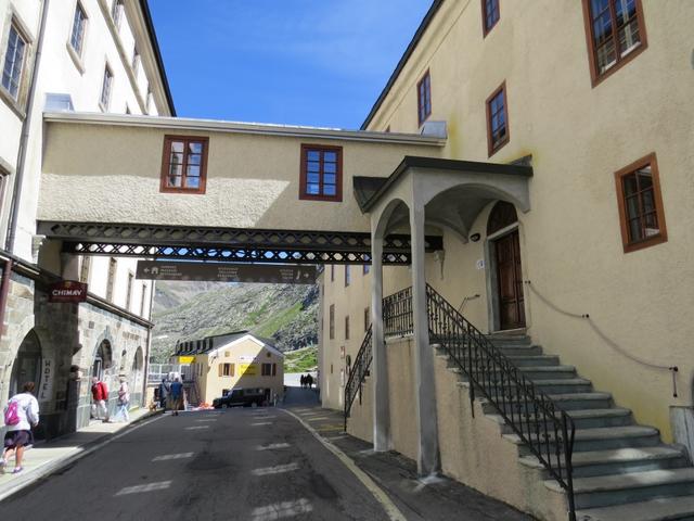 mitten im Trubel von Touristen steigen wir die alte Treppe hoch und treten in die Stille des Hospizes ein