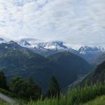 Breitbildfoto aufgenommen vom Informationscenter. Blick auf Aiguille du Tour,- Chardonet, - Verte und Mont Blanc