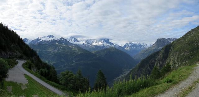 Breitbildfoto aufgenommen vom Informationscenter. Blick auf Aiguille du Tour,- Chardonet, - Verte und Mont Blanc