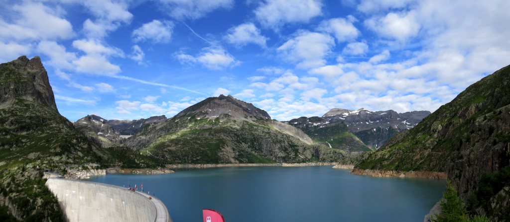 Breitbildfoto aufgenommen vom Informationscenter mit Blick auf den Lac d'Emosson