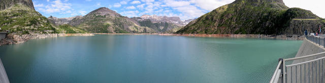 Breitbildfoto aufgenommen auf der Staumauer mit Blick auf den Lac d'Emosson und den Mont Ruan