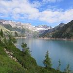 durch die steilen Felsflanken der umliegenden Berge erinnert der meist dunkelblaue See stark an einen norwegischen Fjord