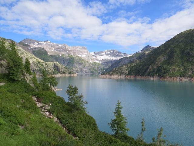 durch die steilen Felsflanken der umliegenden Berge erinnert der meist dunkelblaue See stark an einen norwegischen Fjord