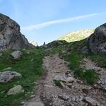 linker Hand ragen die Felsflanken der Aiguilles du Van senkrecht in den Himmel