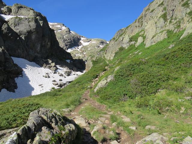 wir lassen den abbiegenden Wanderweg rechts liegen...