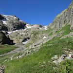 der Wanderweg mutiert sich nun langsam aber sicher zu einem veritablen steilen Bergweg