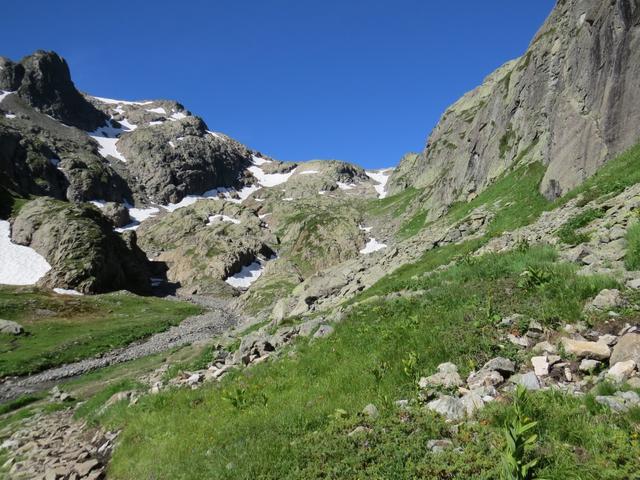 der Wanderweg mutiert sich nun langsam aber sicher zu einem veritablen steilen Bergweg