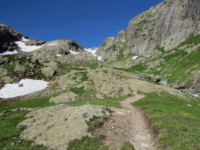 der Bergweg führt uns weiter alles taleinwärts durch diese kleine Schlucht Gorge de la Veudale