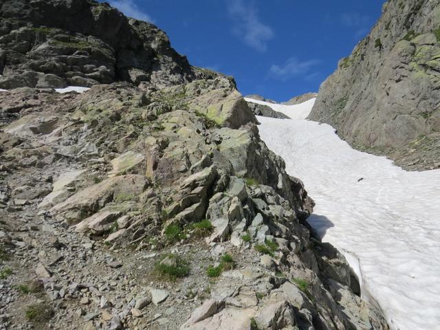 zuerst noch über Geröll erreichen wir danach die ersten Altschneefelder