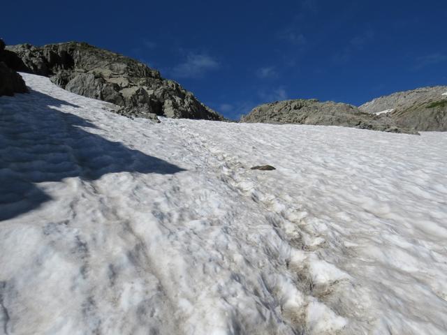 der Schnee ist pickelhart. Erfahrung auf Altschneefelder zu laufen, ist hier von Vorteil
