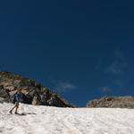 auch Wanderstöcke tun hier gute Dienste, geht es doch steil in den Talgrund hinunter
