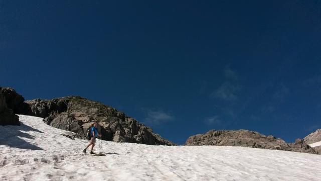 auch Wanderstöcke tun hier gute Dienste, geht es doch steil in den Talgrund hinunter
