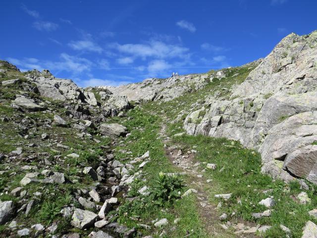 ohne Voranmeldung weitet sich das enge schattige Tal von Gorge de la Veudale...