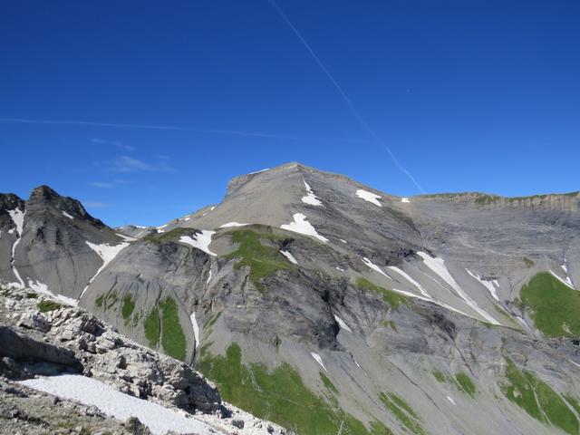 am Horizont ist der Cheval Blanc ersichtlich. Es bedarf doch noch ein Stück Arbeit, bis wir auf dem Gipfel stehen können