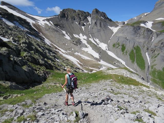 wir verlassen Se Blanc. Beim Pointe à Corbeaux ist gut der Bergweg zum Cheval Blanc ersichtlich