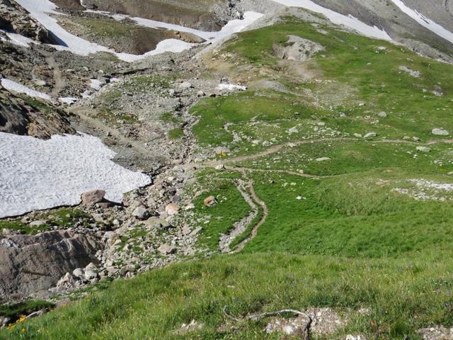 Blick hinunter zur Weggabelung bei Punkt 2400 m.ü.M.