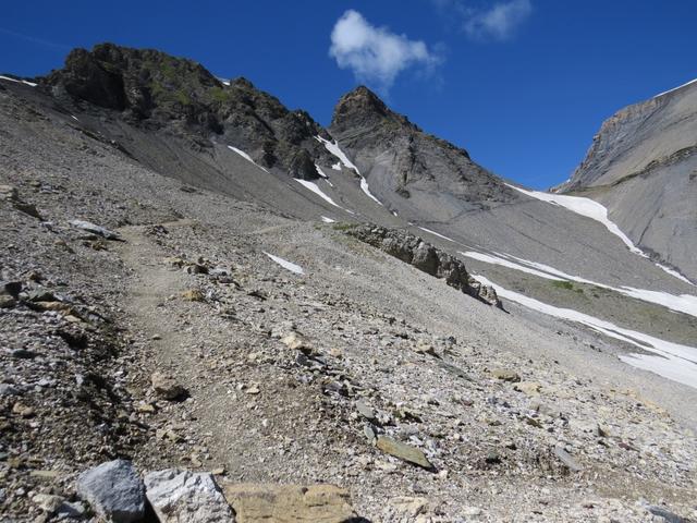 ein paar Meter nach der Fundstelle der Dinosaurierspuren erreichen wir eine Wegkreuzung 2461 m.ü.M