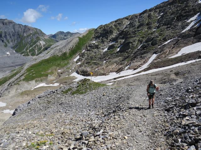 wir wandern geradeaus weiter...