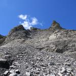 Blick hinauf zur bröseligen Felswand des Pointe à Corbeaux