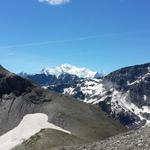 Blick über den Col du Vieux zu ihrer Majestät, der Mont Blanc