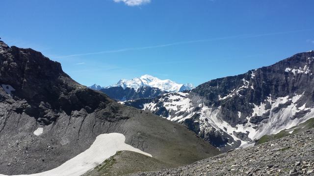 Blick über den Col du Vieux zu ihrer Majestät, der Mont Blanc