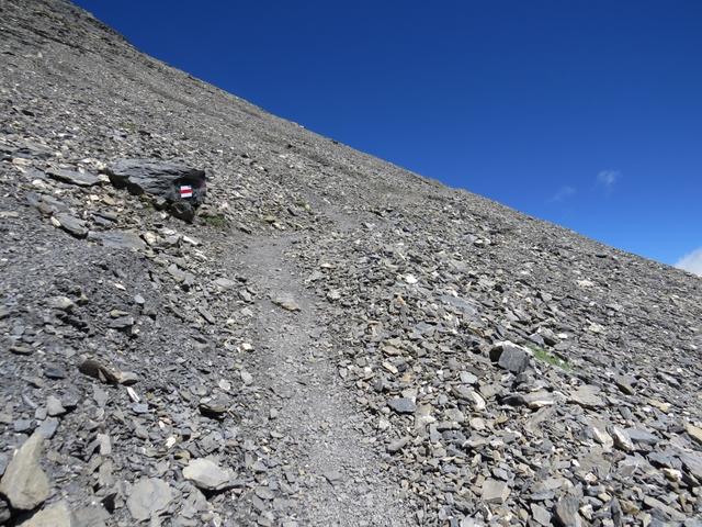 je höher man steigt, je schmaler wird der nicht mehr markierte Bergweg