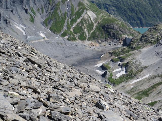 Tiefblick zum leeren Lac du Vieux Emosson und die neue Staumauer