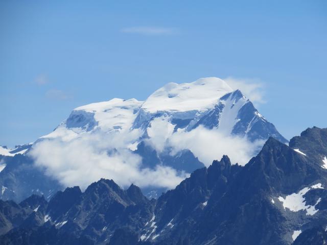 die Sicht reicht bis zum Massiv vom Grand Combin