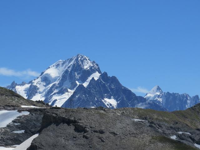 Blick zur riesigen Aiguille du Chardonnet und Aiguille de Triolet