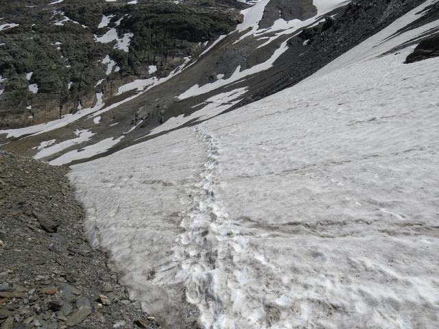 wir überschreiten das steile Altschneefeld
