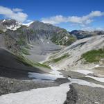 Blick auf den leeren Lac du Vieux Emosson. Unser Abstieg wird uns rechts am See vorbei führen