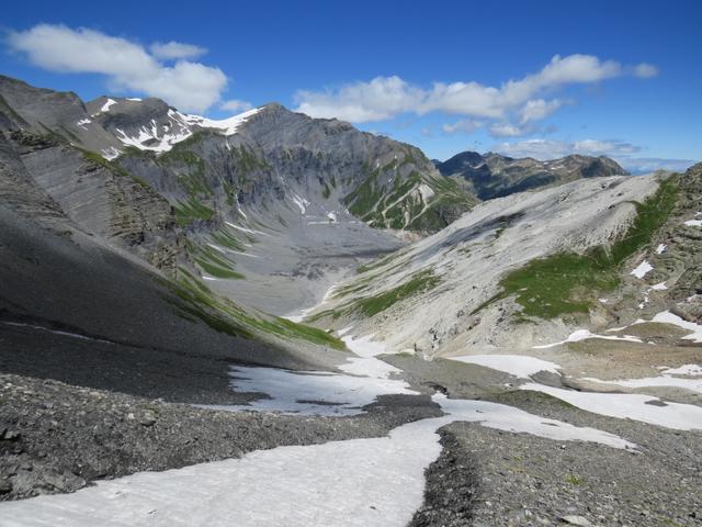 Blick auf den leeren Lac du Vieux Emosson. Unser Abstieg wird uns rechts am See vorbei führen