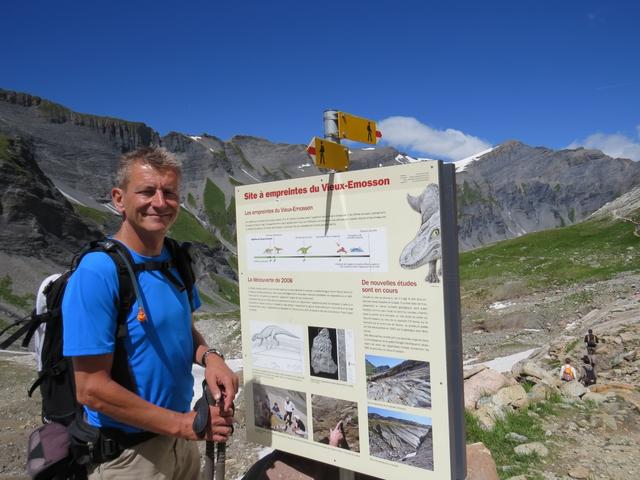 Franco bei der Infotafel die vieles erklärt, vieles bleibt aber ein Rätsel