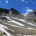 schönes Breitbildfoto. Links die Dinosaurierspuren, mitte Col du Vieux,  rechts Le Cheval Blanc