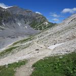 der neue breite und einfache Wanderweg zieht nun über die kaum bewachsene schuttige Flanke des Se Blanc...