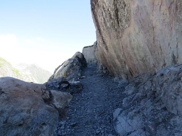 der neue Wanderweg wurde hier sogar aus dem Fels gesprengt